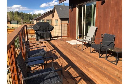 Mountain View Estates House | Home away from home with Hot tub and mountain view