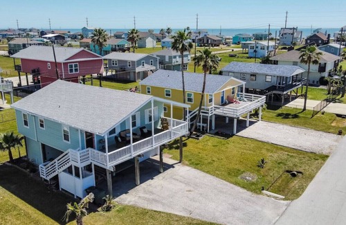 Galveston House | Home Bar, Lounge, and Arcade! Close to the beach and Marina