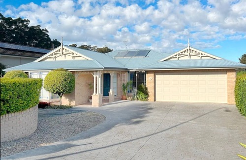Sunshine Bay House | Home, but closer to the beach
