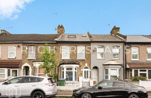 Stratford House | Home for Contractors & Families | Garden & Amenities