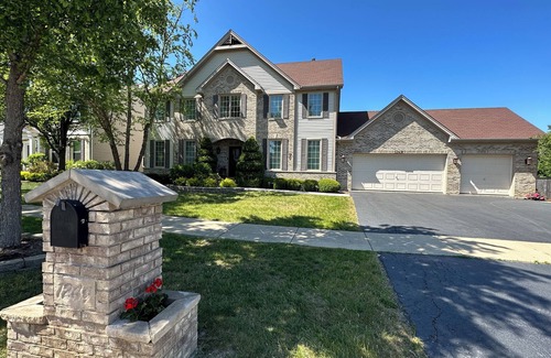Carol Stream House | Home For The Holidays!