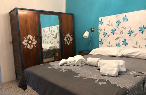 Crasciana House | Home Holidays Crasciana, con terrazza vista sulle Alpi Apuane.