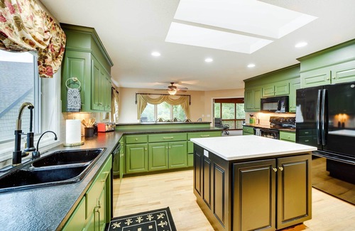 Bella Vista House | Home in Bella Vista w/Deck & Lake Windsor Views!
