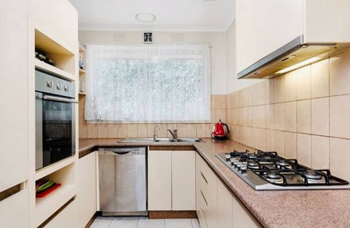 Doncaster House | Home in Doncaster with Gardens, Near Shops & Transport