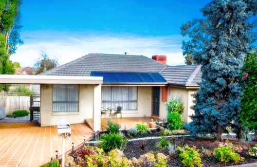 Doncaster House | Home in Doncaster with Gardens, Near Shops & Transport