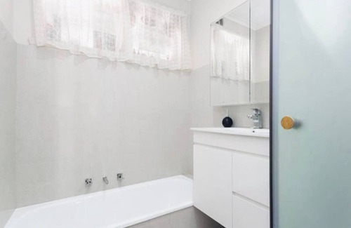 Doncaster House | Home in Doncaster with Gardens, Near Shops & Transport