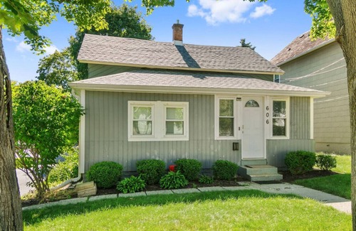 Libertyville House | Home in DT Libertyville near Corp HQs & Naval Base