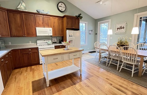 Union Pier House | Home in heart of Union Pier Scrnd porch Beach 2.5 blocks Firepit Walk to all