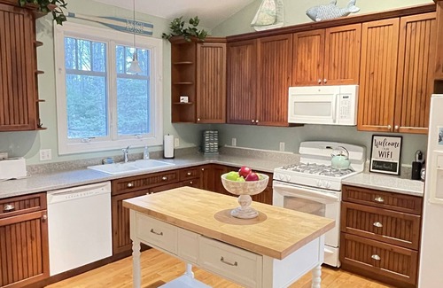 Union Pier House | Home in heart of Union Pier Scrnd porch Beach 2.5 blocks Firepit Walk to all