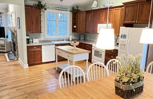 Union Pier House | Home in heart of Union Pier Scrnd porch Beach 2.5 blocks Firepit Walk to all