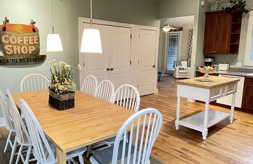 Union Pier House | Home in heart of Union Pier Scrnd porch Beach 2.5 blocks Firepit Walk to all