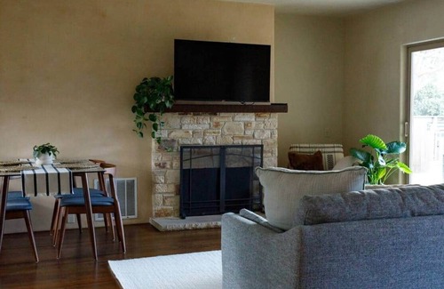 Del Rey Oaks House | Home in Monterey Bay w/2 King Beds + 1 Twin