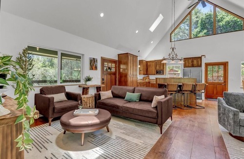 Kaweah House | Home in Nature - Full kitchen - Sleeps 10