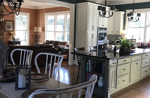 Dickson House | Home in private country setting within 35 minutes of downtown Nashville. After a day in the city, come home to a peaceful oasis.