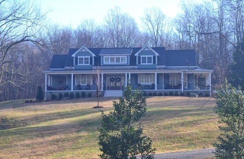 Dickson House | Home in private country setting within 35 minutes of downtown Nashville. After a day in the city, come home to a peaceful oasis.