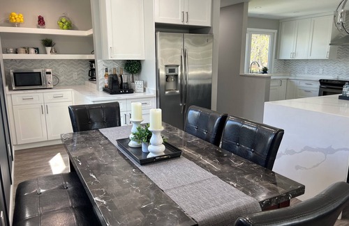 Northeast Edmonton House | Home in Rivervalley! 5 Bed 3 FULL Baths with AC! Fenced backyard. Sleeps 10.BBQ