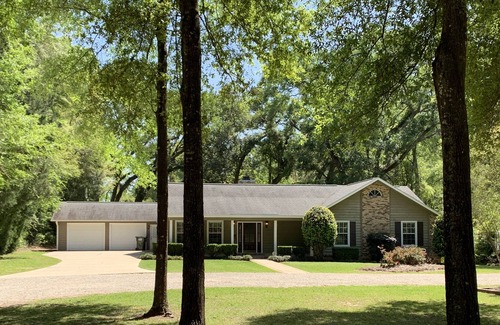Fairhope House | “Home" in safe neighborhood with private SW pool under grand grand live oaks