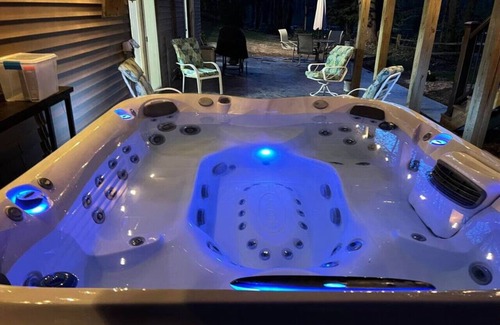 Grandville House | Home in the Woods - hot tub, fishing, pets