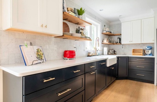 Woburn House | Home in Woburn - Family + Pet Friendly!