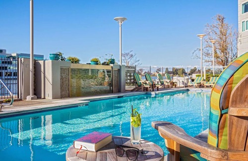 Redwood Shores Hotel | Home-like Accommodations! 3 Comfortable Units, Onsite Pool, Pets Allowed