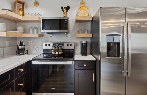 Tyler Condo | Home & office with comfort and style.