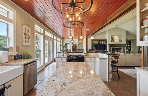 New Braunfels House | Home on 6 Acres with Pool+Hot Tub Atop Hill Country