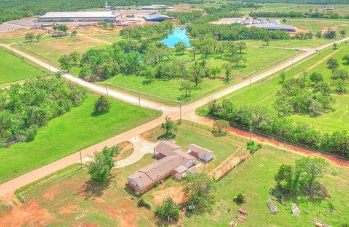 Guthrie House | Home on Acre / PET OK / RV OK / GROUPS WELCOME