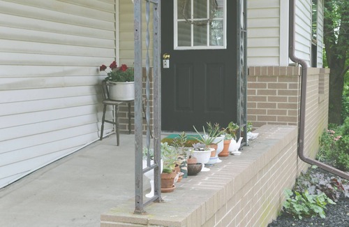 Sugarcreek Apartment | Home on Broadway (Staycation Apartment)