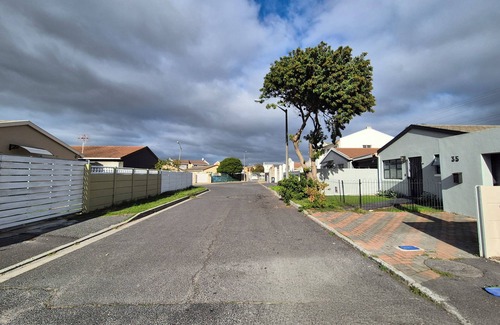 Ottery Apartment | Home-on-Railway~A Lovely contemporary 2-bedroom apartment with WiFi in Cape Town