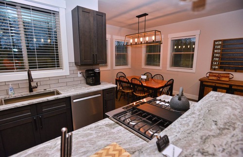 McCall House | Home on the Range - Premium Golf Course Home - Pet Friendly - Upgraded Finishes