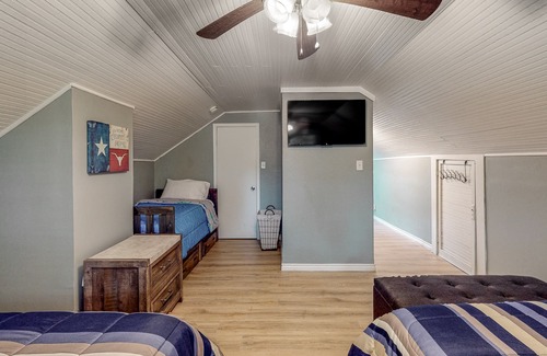 Texas City House | Home short drive to Texas City Dike, Galveston Island, Kemah Boardwalk & NASA