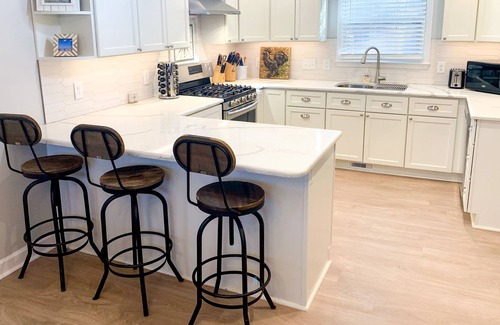 Durham House | Home Sleeps 10- Central to Airport, Duke & UNC, South Point Mall