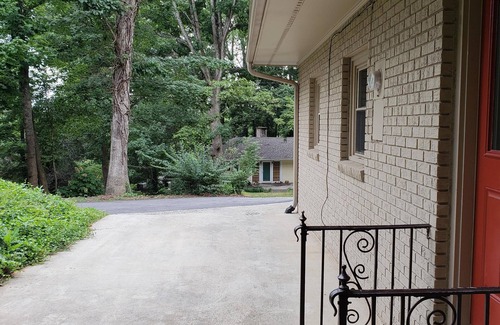 Royal Pines House | Home So Sweet! Space for 8-10 ADD a cottage next door sleeps 4 more. #878525