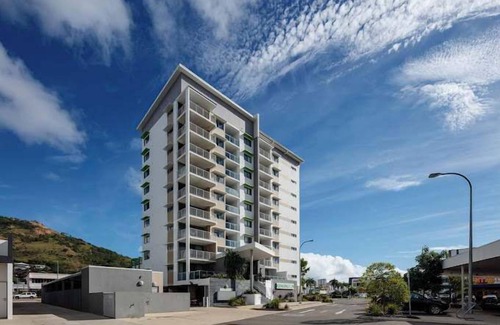 Townsville Apartment | Home To Holiday at Kensington Apartment