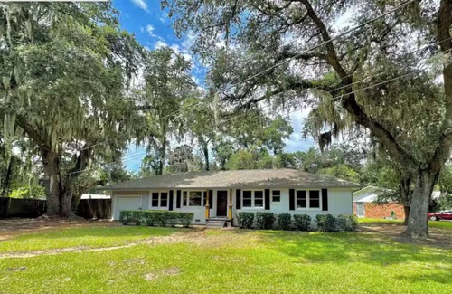 Beaufort House | Home Under The Oaks - Sleeps 6!