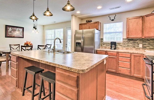 Pigeon Forge Cottage | Home w/Community Pool - 2 Miles to The Island!