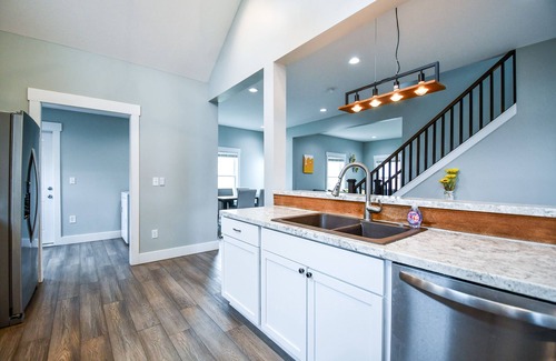 Vandalia House | Home w/King Suite 4 Mins to DAY Airport
