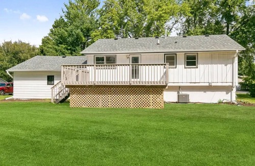Libertyville House | Home W/Large Deck, Libertyville - Near Naval Base