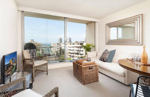 Elizabeth Bay Apartment | Home with a View with Pool and Roof Terrace Garden