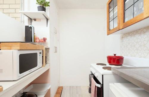 Elizabeth Bay Apartment | Home with a View with Pool and Roof Terrace Garden