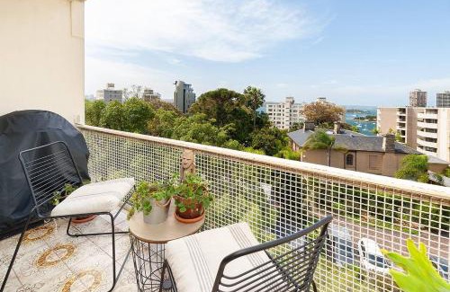 Elizabeth Bay Apartment | Home with a View with Pool and Roof Terrace Garden