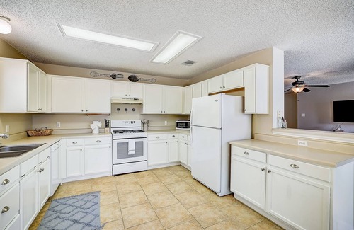 Round Rock House | Home with backyard, central AC, & washer/dryer - drive minutes to downtown