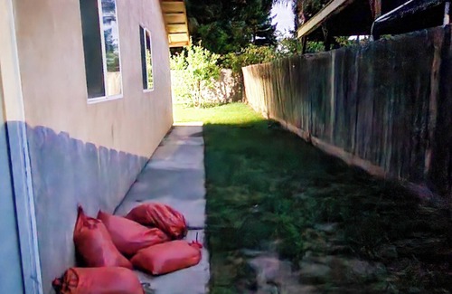 Farmersville House | Home with family King bed. To Visalia 4 min. Away. Near sequoia tional park