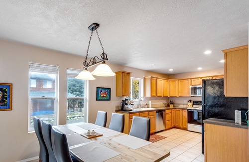 McCall House | Home with large deck & WiFi - near the lake, trails and town