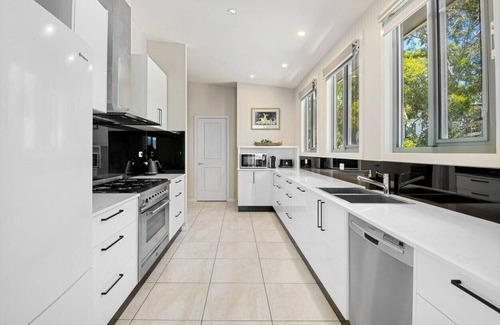 East Jindabyne House | Home with stunning Snowy mountains and Jindabyne lake views