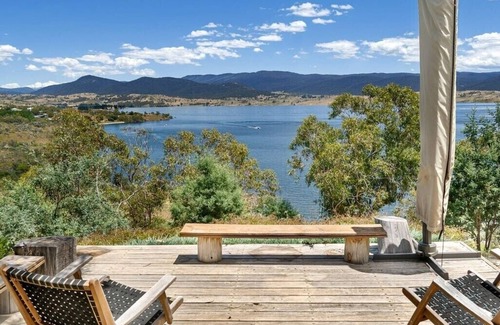 East Jindabyne House | Home with stunning Snowy mountains and Jindabyne lake views