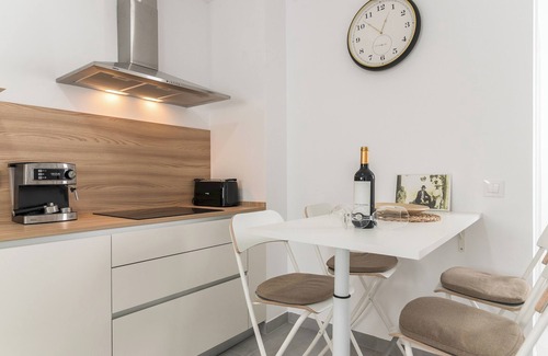 Vecindario Apartment | Home2Book Bright Retreat with Patio & Roof Access