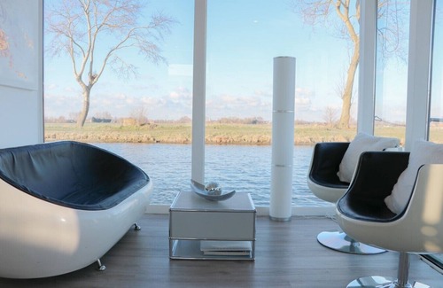 Nieuwpoort Boat Rental | Homeboat Glamping Loft on the water