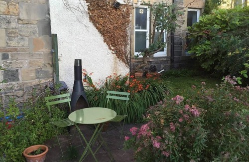 Bonnington Apartment | Homely 2BD Flat with Garden in Central Edinburgh