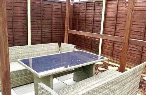 Bray on Thames House | Homely 3-Bed Bungalow, near Windsor & Slough